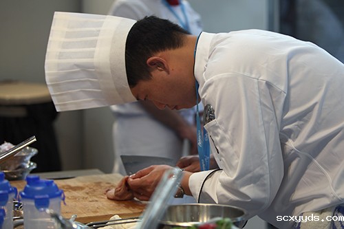 第九届国际残疾人职业技能竞赛图片资料-中国选手在进行烹饪竞赛