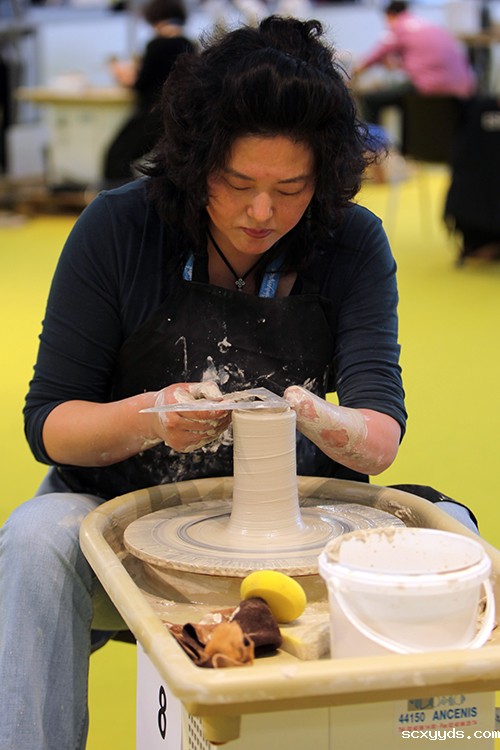 第九届国际残疾人职业技能竞赛图片资料-中国选手在进行陶艺竞赛