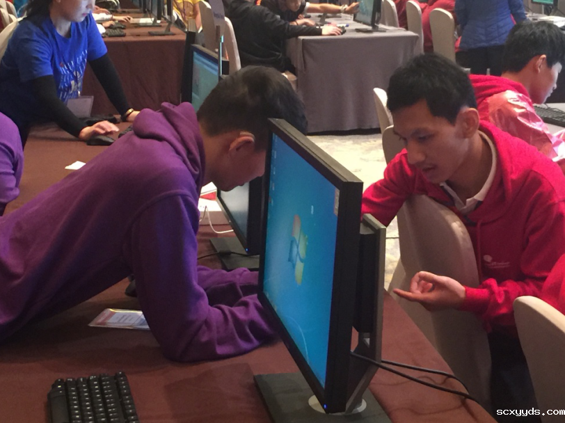 颁奖典礼间隙中国选手与蒙古选手交流魔方技艺